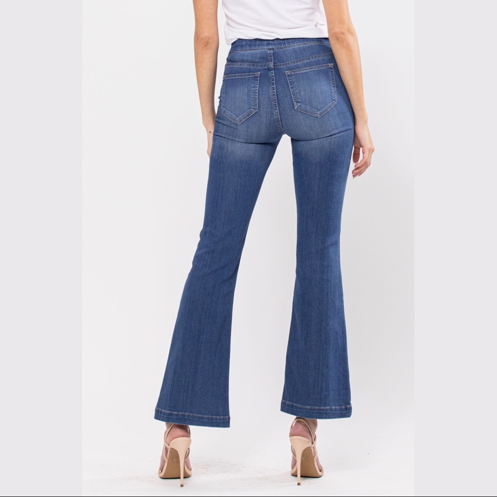 Cello Jeans Pull On Flare Petite 30” Medium wash - Picture 3 of 13